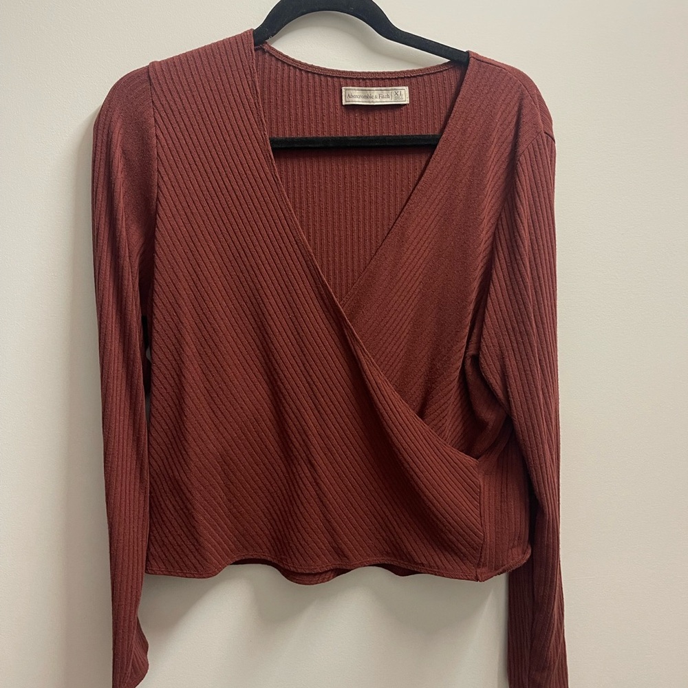 Beautiful Abercrombie cross over long sleeve